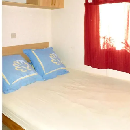 Bungalow De 2 Chambres A Agde A 700 M De La Plage Avec Piscine Partagee Et Jardin Amenage Дом отдыха